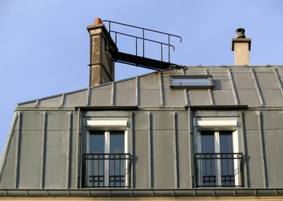 Petite passerelle sur un toit de zinc, Paris